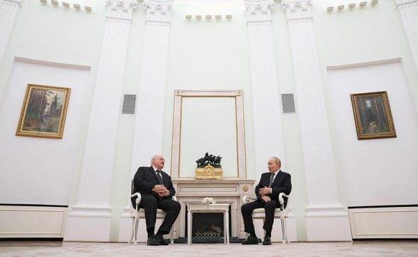 
                    Лукашенко заявил о беседе с Путиным &laquo;как нам выжить в это сложное&nbsp;время&raquo;
                
