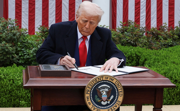 
                    Трамп прекратил торговые переговоры с Канадой из-за рекламы с Рейганом
                