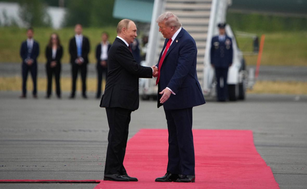 
                    CBS сообщил о начале телефонного разговора Путина и Трампа
                