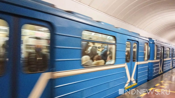 В метро девушка упала на рельсы. Поезда временно встали