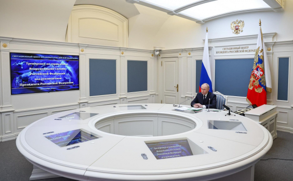 
                    Путин провел тренировку ядерных сил
                