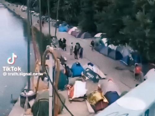Парижская романтика: берега Сены украсили стихийные палаточные городки &laquo;туристов&raquo; из дальнего зарубежья