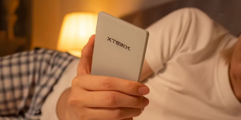 Представлен мини‑ридер Xteink X4, который крепится к смартфону и работает 2 недели