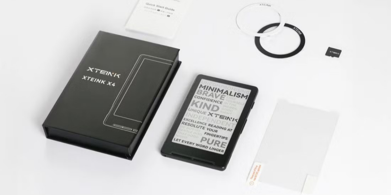 Представлен мини‑ридер Xteink X4, который крепится к смартфону и работает 2 недели