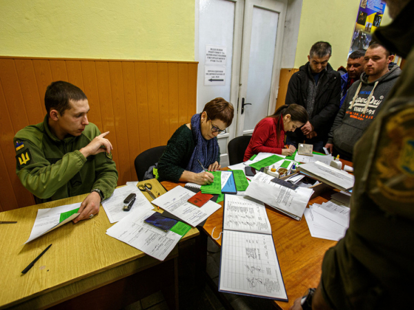 Жители Одессы вынуждены носить с собой наличные евро, чтобы откупиться от военкомов