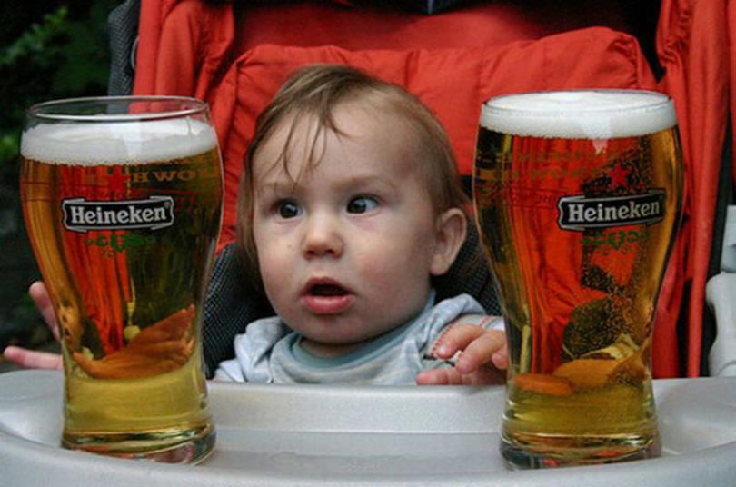 Пивные дети. Ребенок с пивом. Дети пьют пиво. Пиво для маленьких детей. Малыш с пивом.