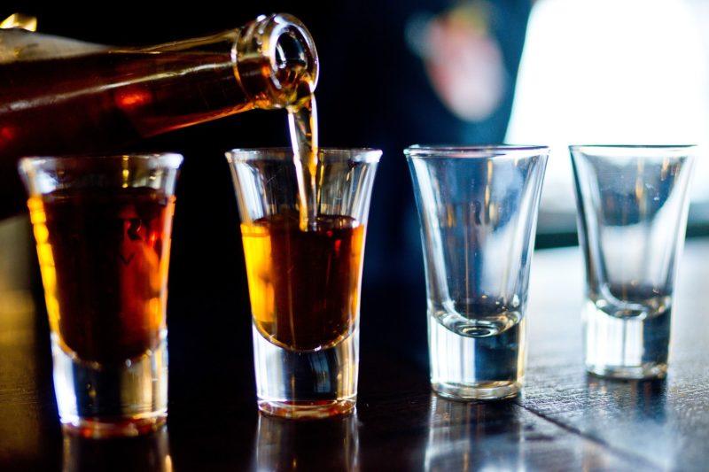 Вывод из запоя на дому: какой алкоголь нельзя сочетать?