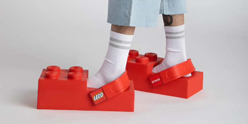 Crocs показала квадратную обувь в стиле конструктора Lego &mdash; собирать её не&nbsp;надо