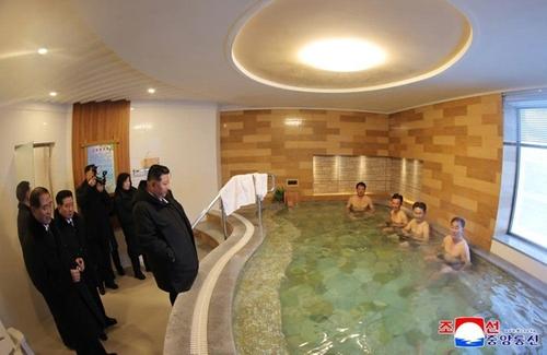 Не только ракеты: Ким Чен Ын осмотрел женскую баню и поговорил с отдыхающими гражданками Не только ракеты: Ким Чен Ын осмотрел женскую баню и поговорил с отдыхающими гражданками