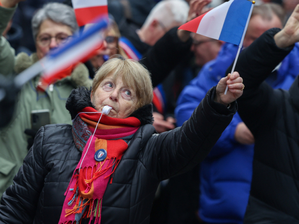 В Париже протестующие разорвали флаг ЕС, требуя выхода Франции из союза